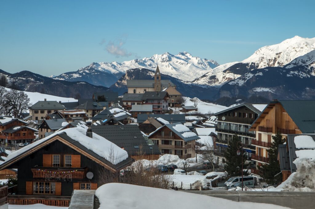 Village d' Albiez Montrond en hiver , en Savoie , dans les Alpes