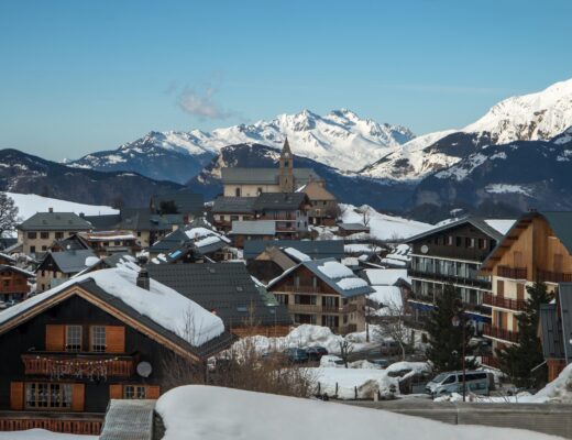 Village d' Albiez Montrond en hiver , en Savoie , dans les Alpes